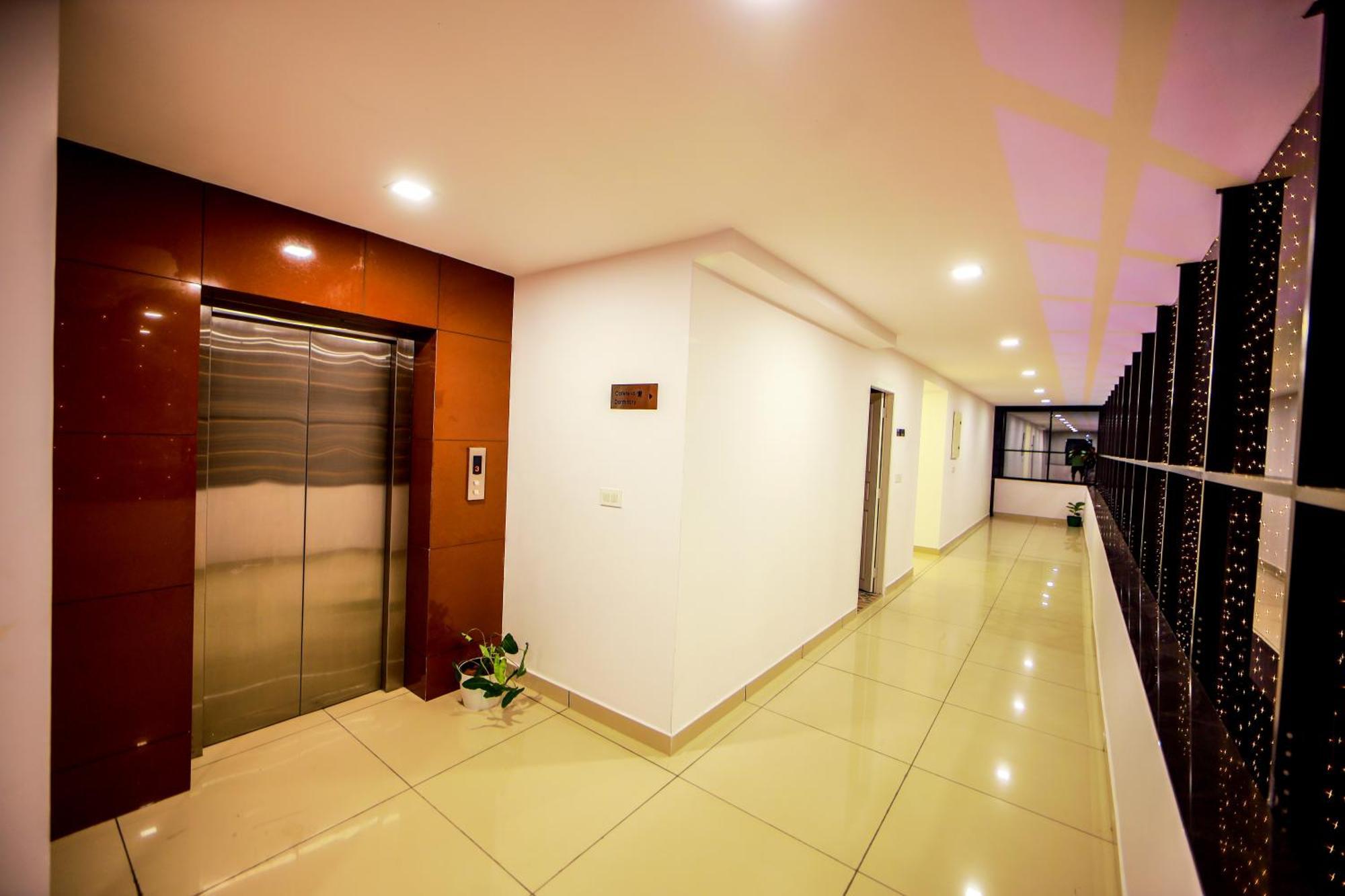 Airport Avenue Plaza 호텔 니둠바서리 외부 사진